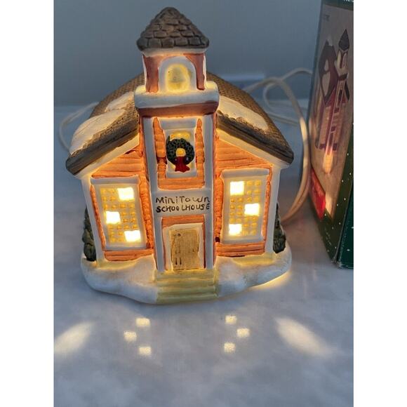 Vintage MiniTown USA Schoolhouse Light-up Christmas Village 90s Tested‎ Works - Picture 1 of 7